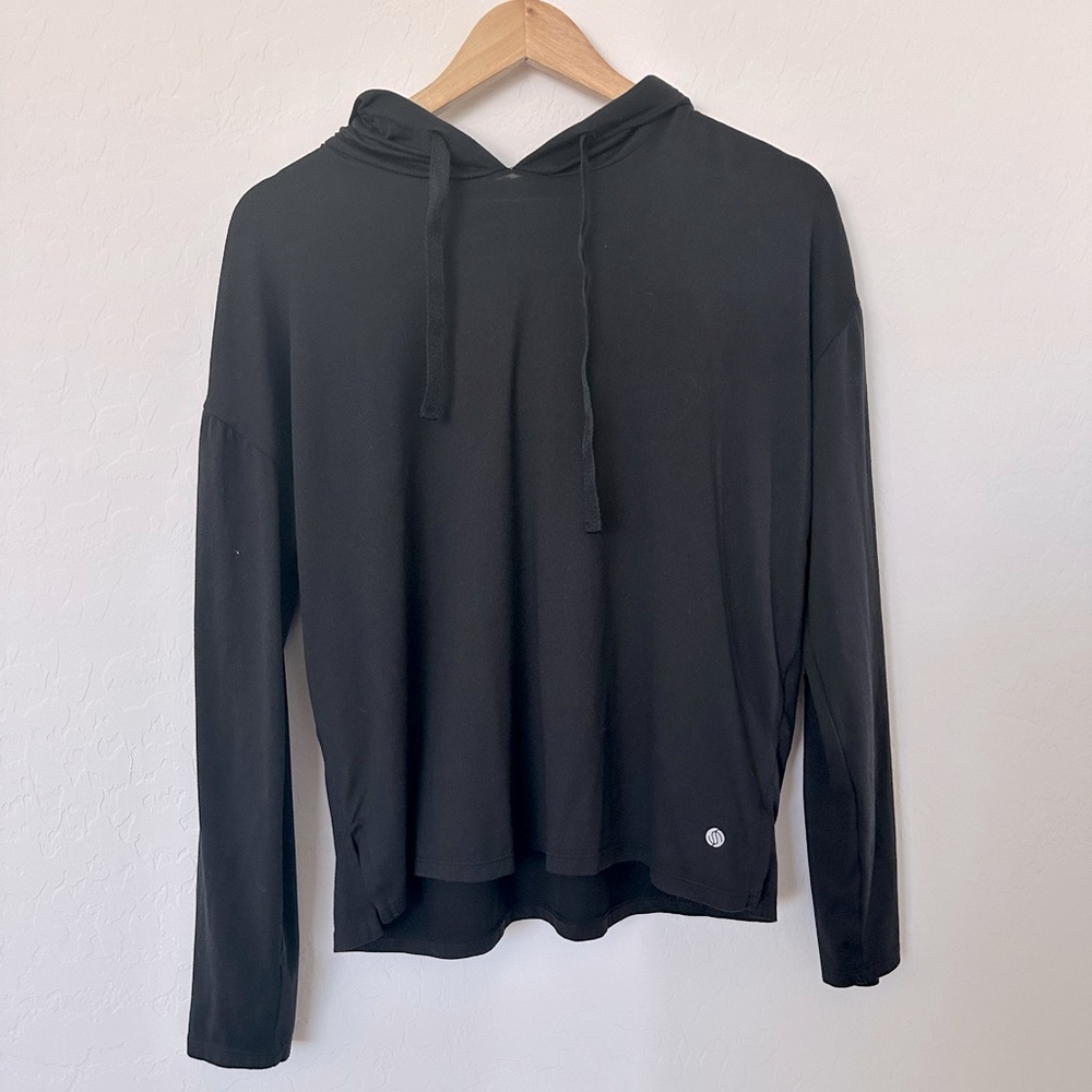 Black pull over
Medium